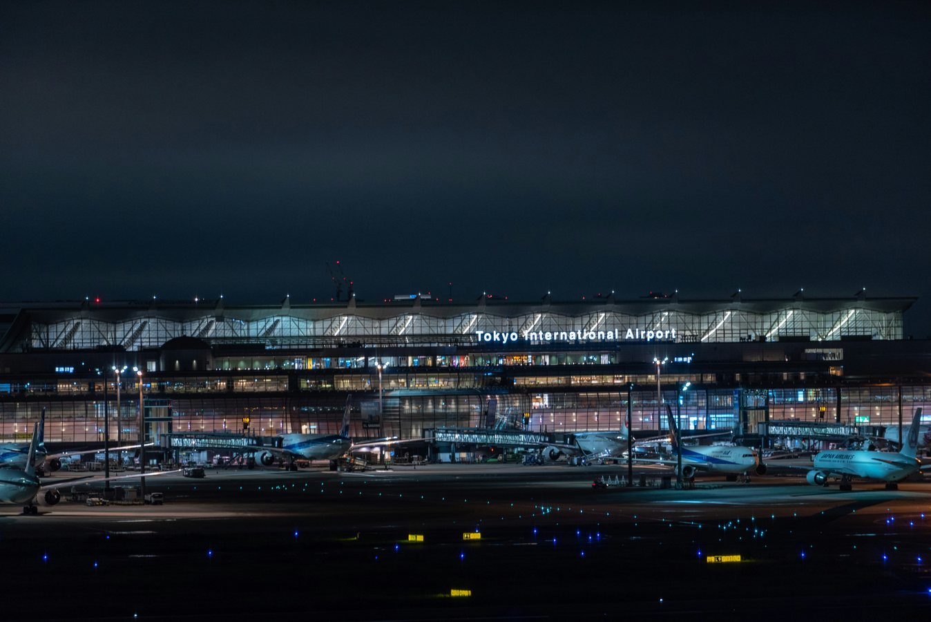 Terminal de aeropuerto durante la noche
